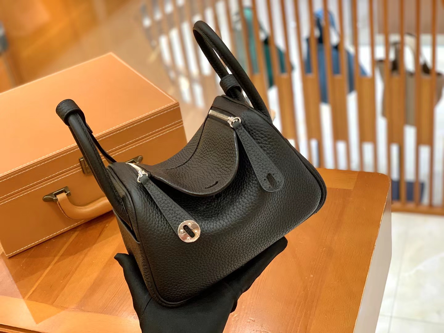 HERMES 爱马仕【现货】 Mini Lindy 黑色 Togo 银扣 进口蜜蜡线 全手工制作