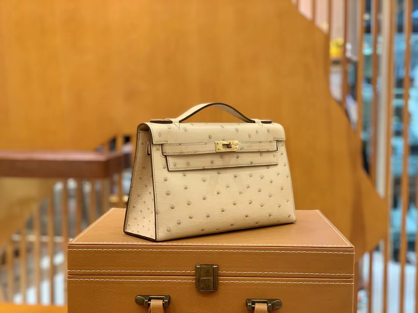 Hermes 爱马仕 【现货】 Mini Kelly 一代 Y1香草色Vanille 南非KK级鸵鸟皮 金扣 进口蜜蜡线 全手工制作