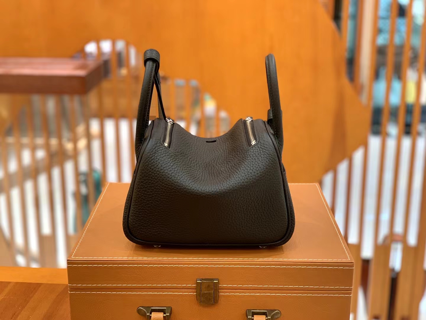 HERMES 爱马仕【现货】 Mini Lindy 黑色 Togo 银扣 进口蜜蜡线 全手工制作