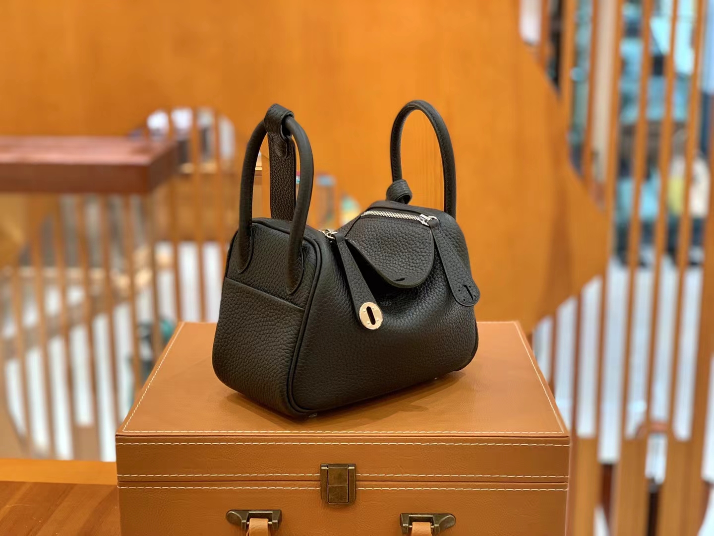 HERMES 爱马仕【现货】 Mini Lindy 黑色 Togo 银扣 进口蜜蜡线 全手工制作