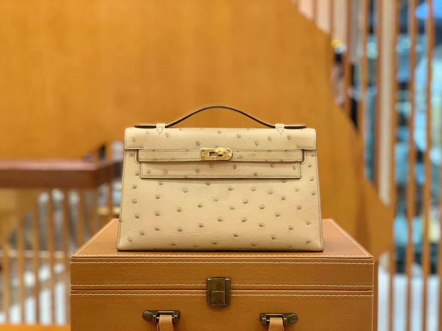 Hermes 爱马仕 【现货】 Mini Kelly 一代 Y1香草色Vanille 南非KK级鸵鸟皮 金扣 进口蜜蜡线 全手工制作