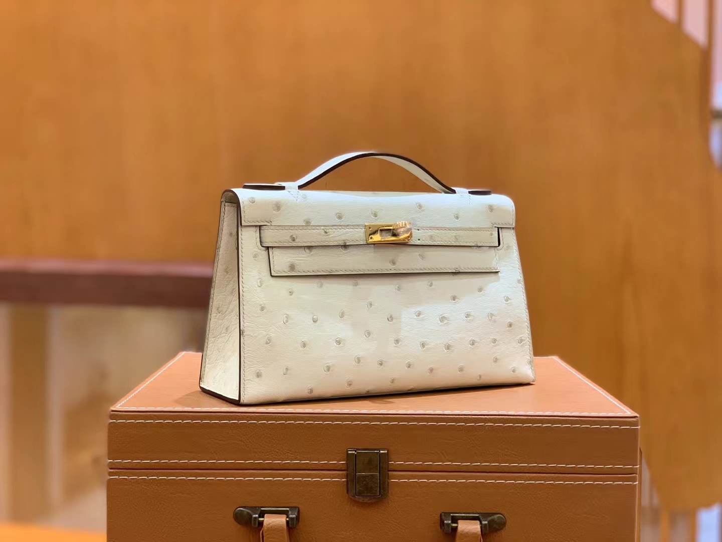 Hermes 爱马仕 【现货】 Mini Kelly 一代 3C Parchmin羊毛白 南非KK级鸵鸟皮 金扣 进口蜜蜡线 全手工制作