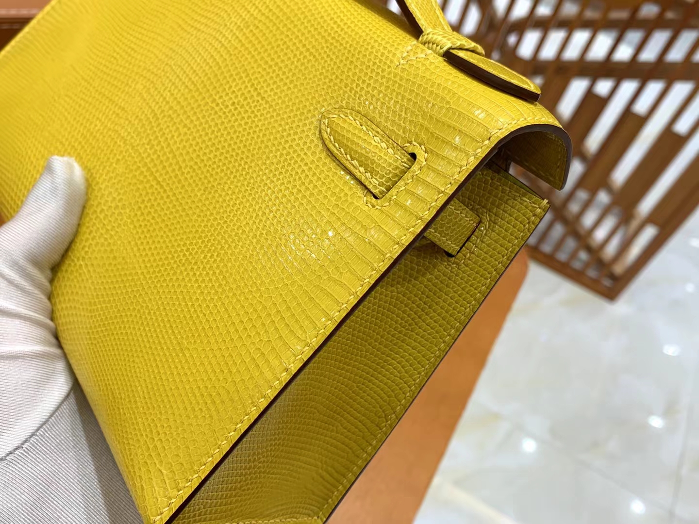 Hermes 爱马仕【现货】 Mini Kelly 一代 金盏花黄 南非野生蜥蜴皮银扣 进口蜜蜡线 全手工制作