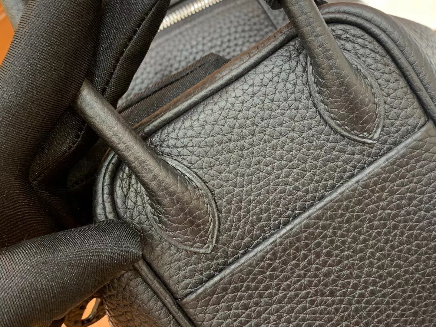 HERMES 爱马仕【现货】 Mini Lindy 黑色 Togo 银扣 进口蜜蜡线 全手工制作