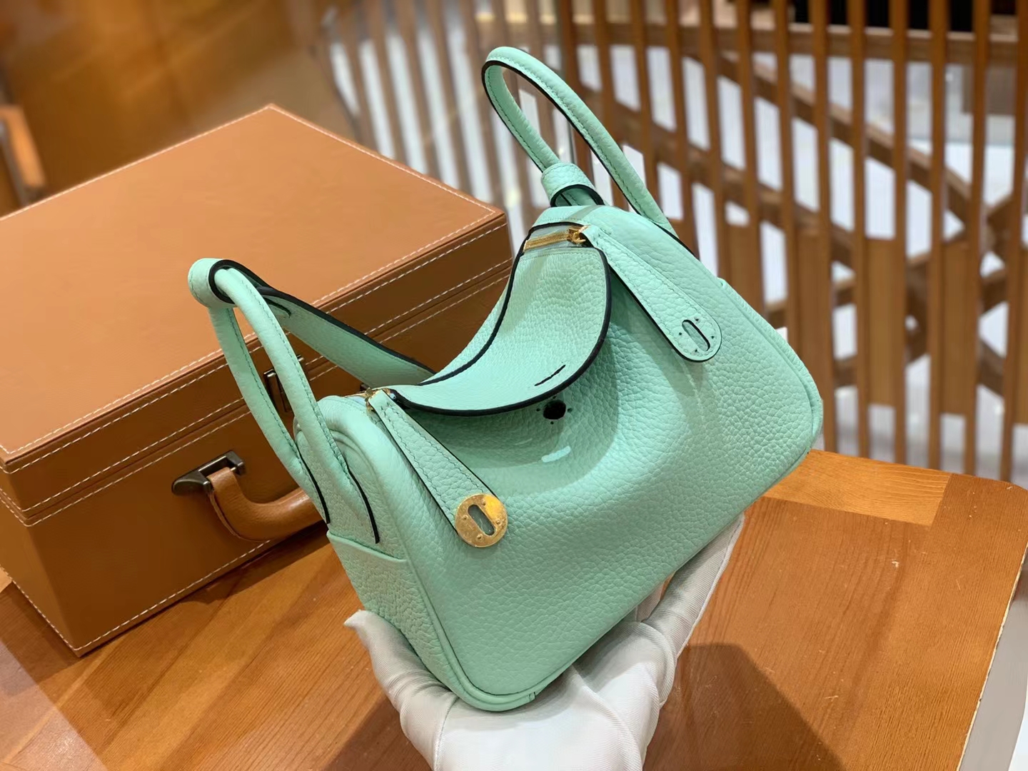 HERMES 爱马仕【现货】 Mini Lindy 6W Menthe薄荷绿 Togo 金扣 进口蜜蜡线 全手工制作