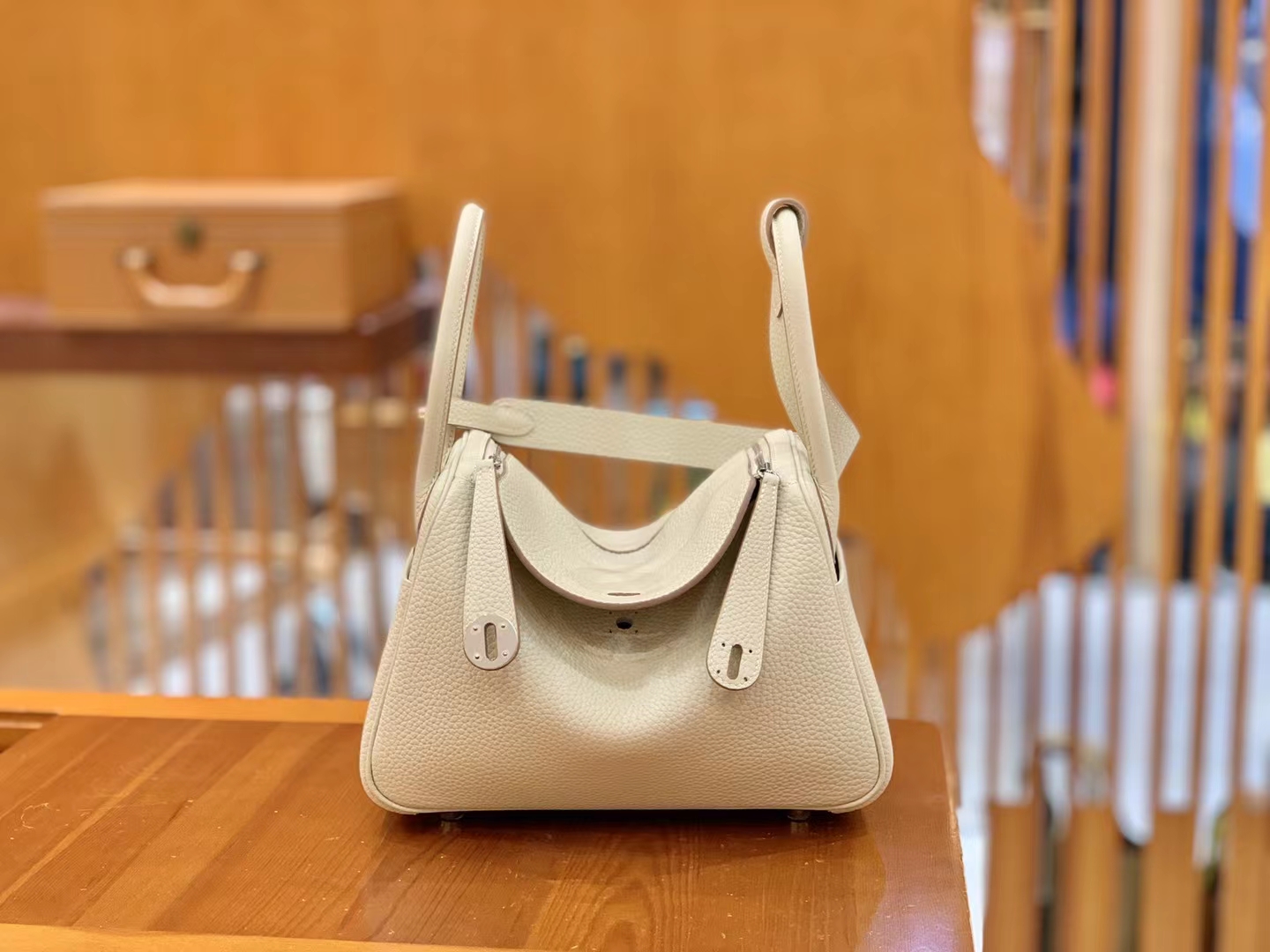 HERMES 爱马仕 Lindy 26cm Togo CRAIE 10 奶昔白 进口蜜蜡线 全手工制作