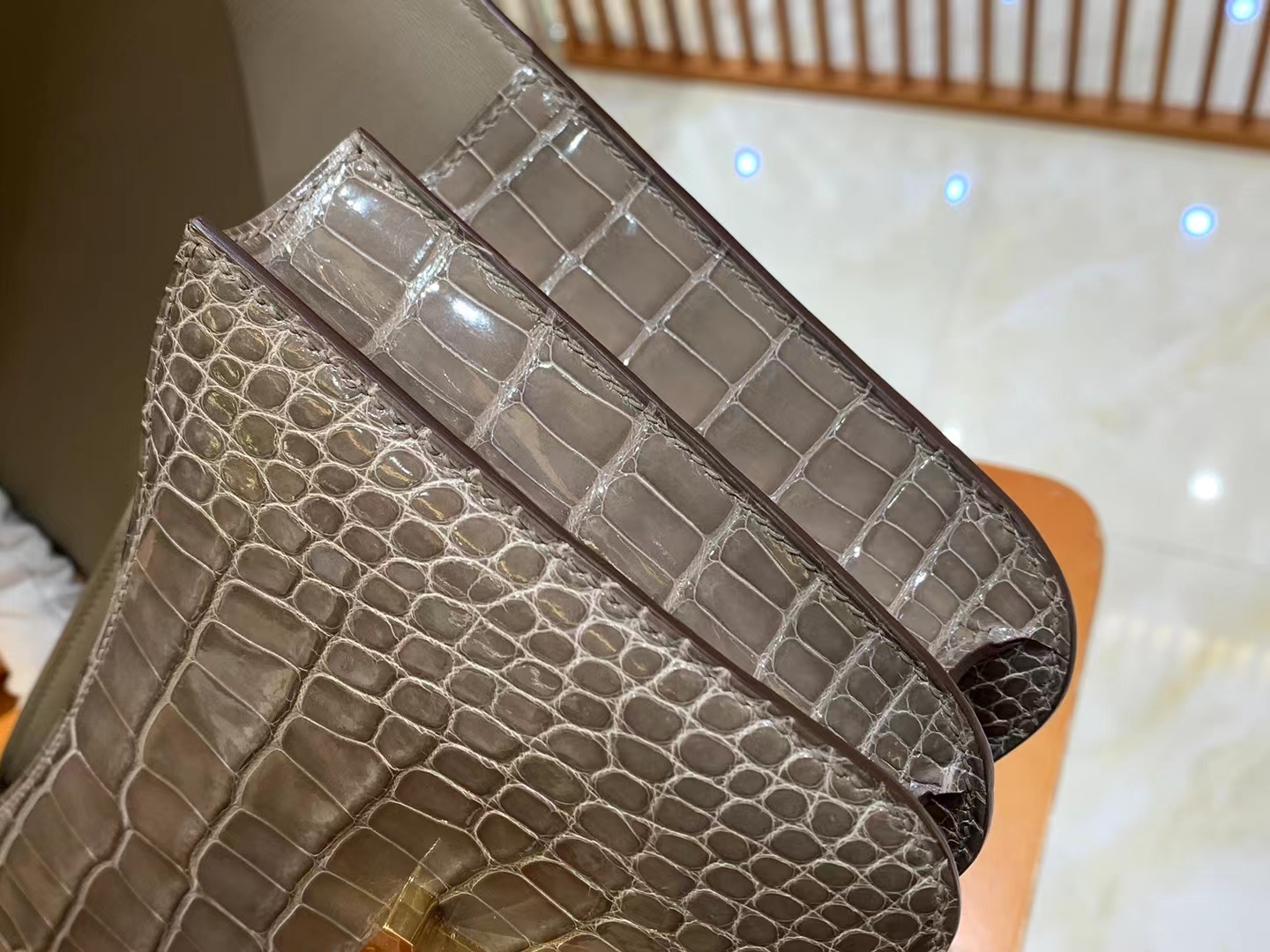 HERMES 爱马仕【现货】Constance 19cm 8C Gri Elephant  一级美洲鳄鱼皮“□” 进口蜜蜡线 全手工制作