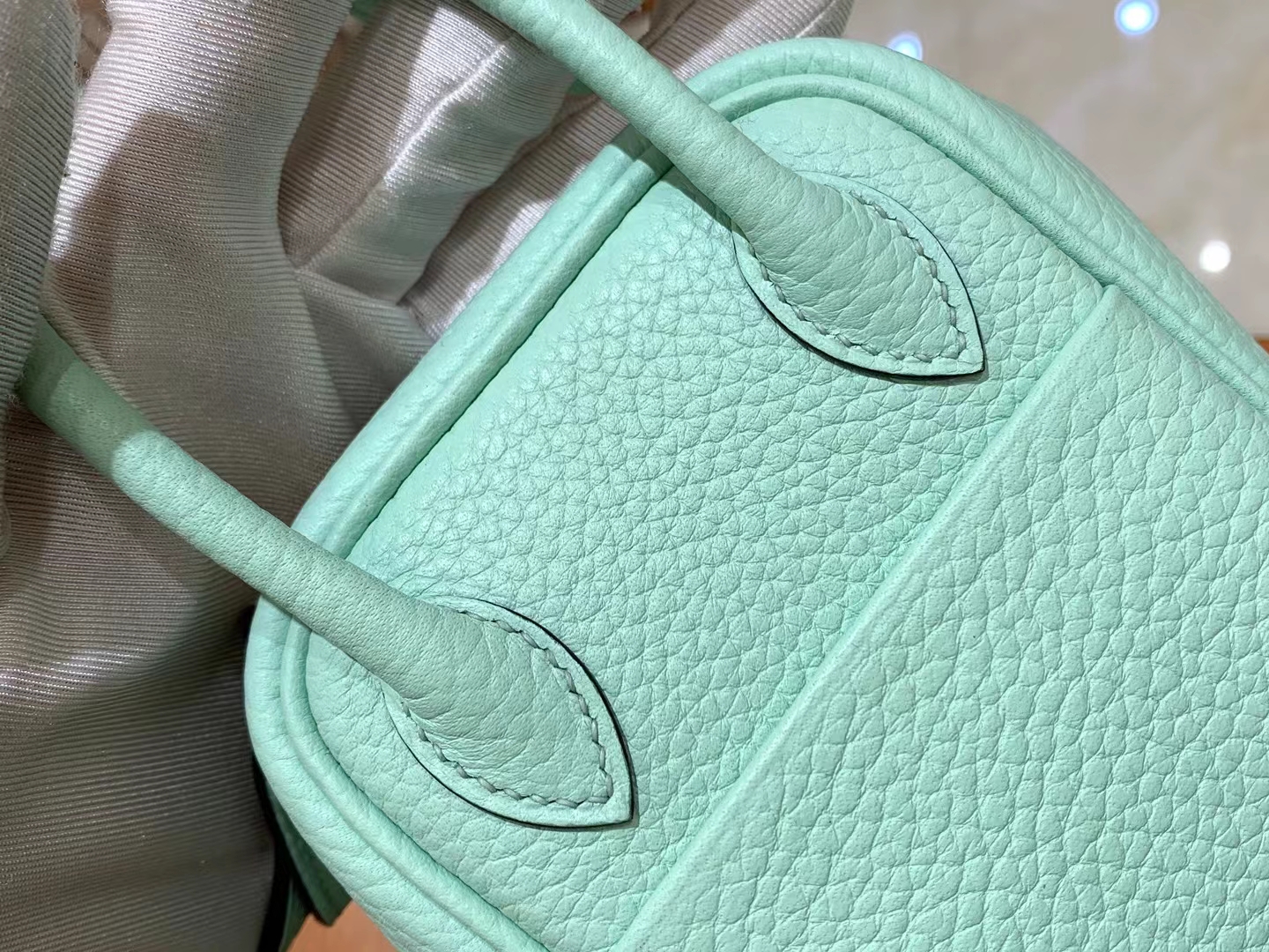HERMES 爱马仕【现货】 Mini Lindy 6W Menthe薄荷绿 Togo 金扣 进口蜜蜡线 全手工制作