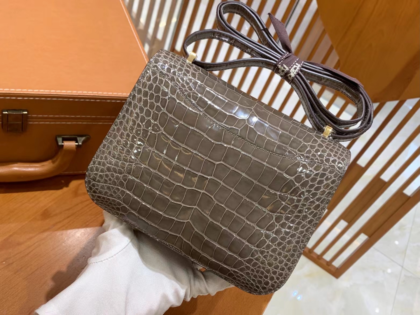 HERMES 爱马仕【现货】Constance 19cm 8C Gri Elephant  一级美洲鳄鱼皮“□” 进口蜜蜡线 全手工制作