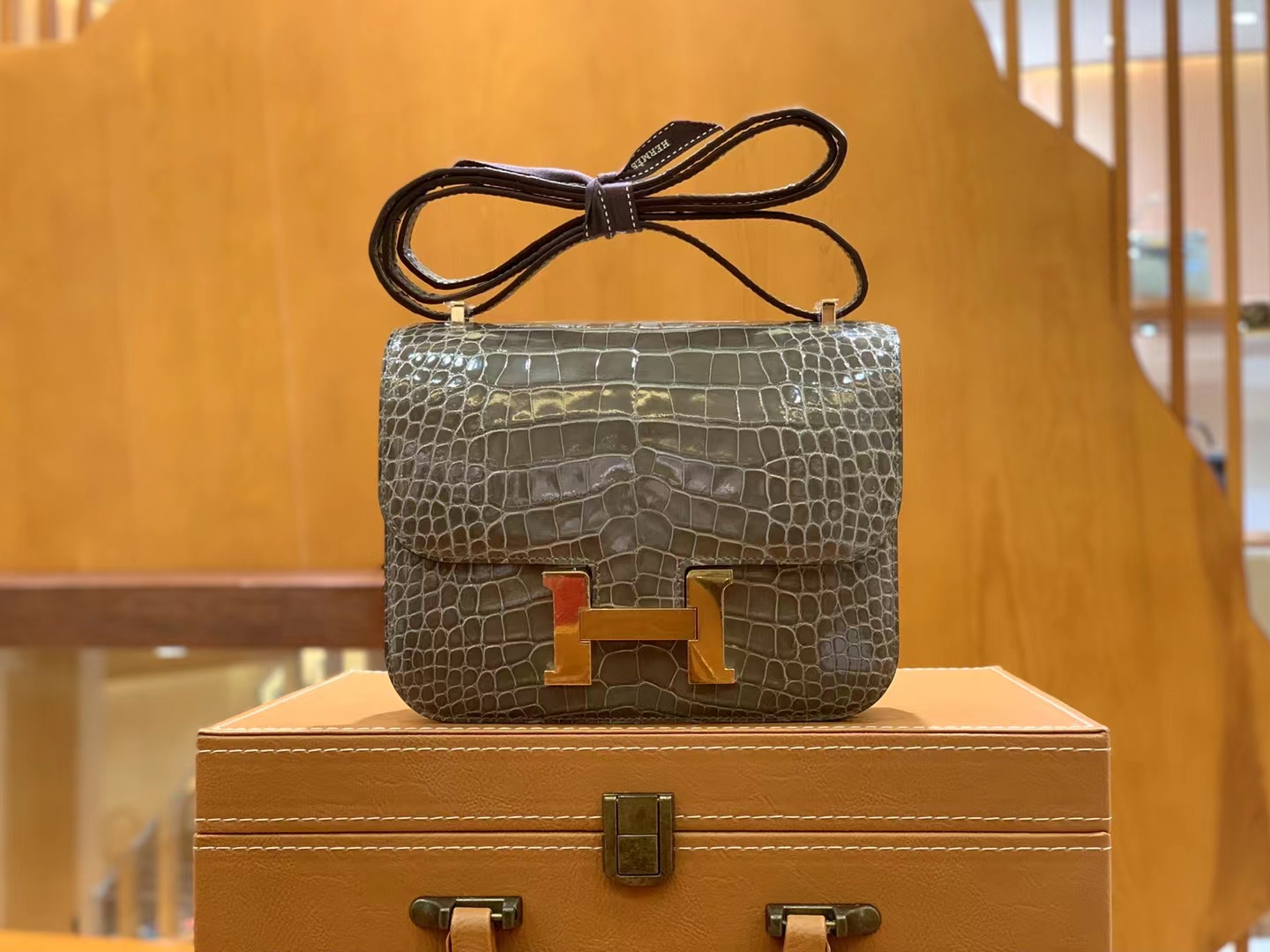HERMES 爱马仕【现货】Constance 19cm 8C Gri Elephant  一级美洲鳄鱼皮“□” 进口蜜蜡线 全手工制作