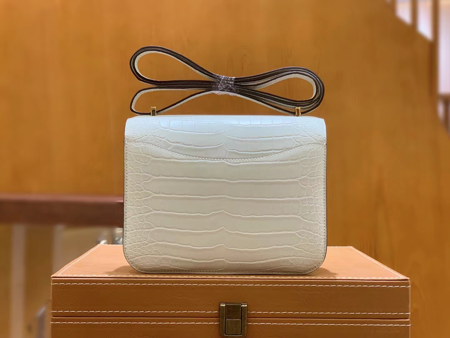 HERMES 爱马仕【现货】Constance 19cm Craie 10 奶昔白 一级美洲鳄鱼皮“□” 进口蜜蜡线 全手工制作