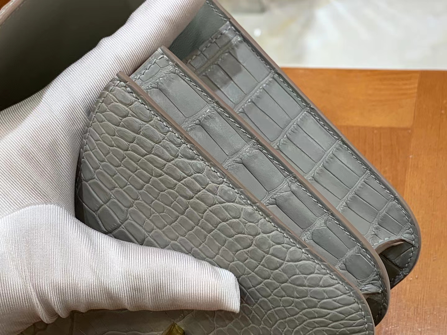 HERMES 爱马仕【现货】Constance 19cm 80 Gris Perle 珍珠灰 一级美洲鳄鱼皮“□” 进口蜜蜡线 全手工制作