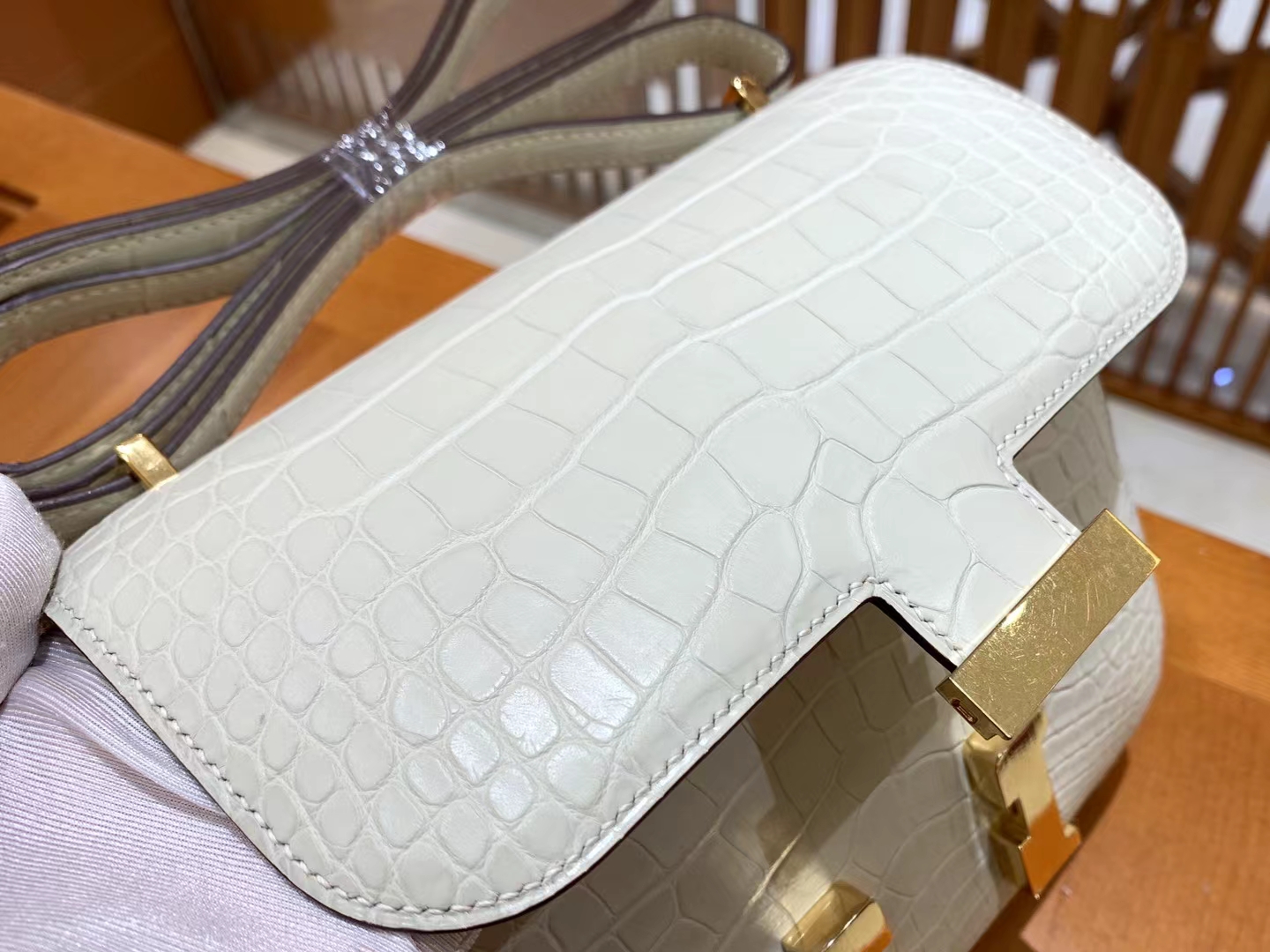 HERMES 爱马仕【现货】Constance 19cm Craie 10 奶昔白 一级美洲鳄鱼皮“□” 进口蜜蜡线 全手工制作