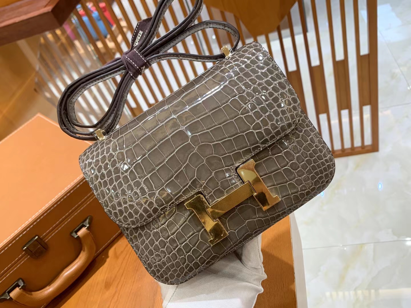 HERMES 爱马仕【现货】Constance 19cm 8C Gri Elephant  一级美洲鳄鱼皮“□” 进口蜜蜡线 全手工制作