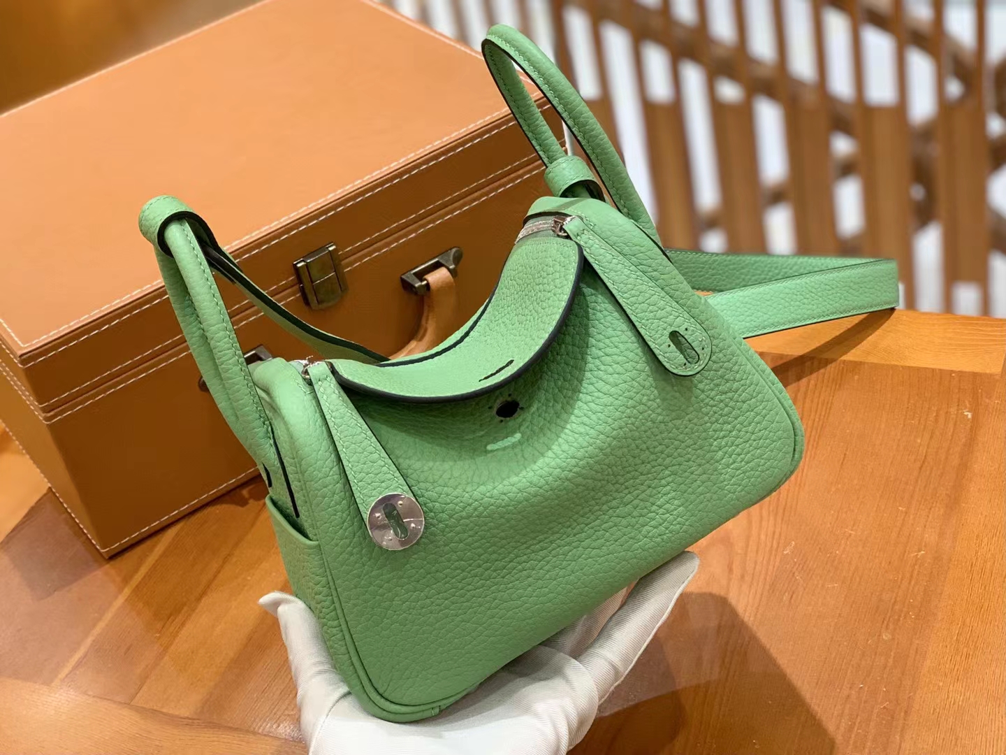 HERMES 爱马仕【现货】 Mini Lindy 3I 牛油果绿 Togo 银扣 进口蜜蜡线 全手工制作