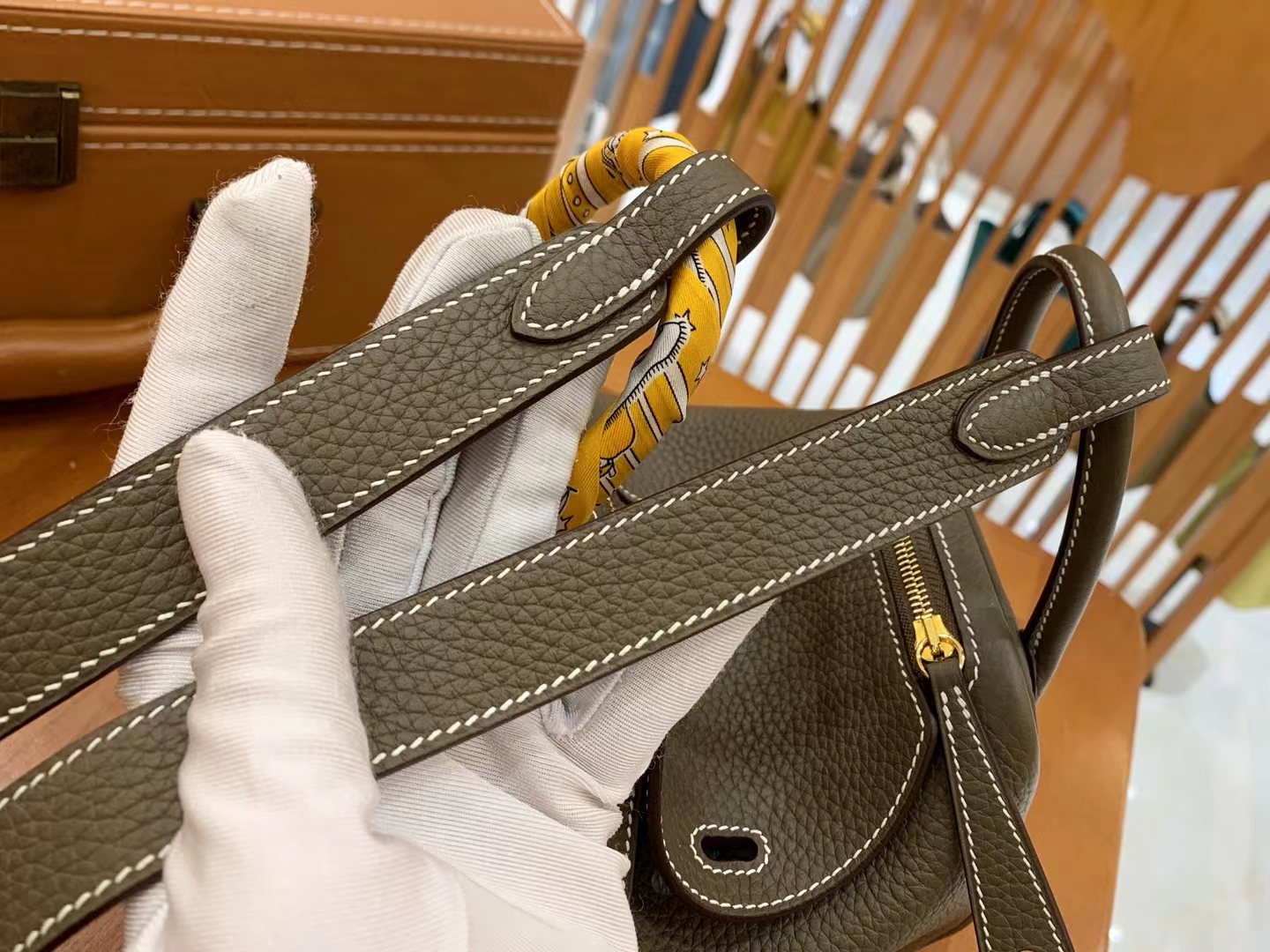 HERMES 爱马仕【现货】 Mini Lindy 8C大象灰 Togo 金扣 进口蜜蜡线 全手工制作