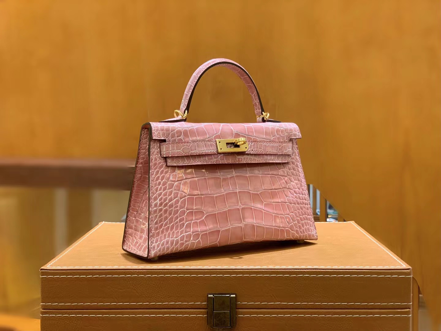 HERMES 爱马仕【现货】 Mini二代 3Q Rose Saiura樱花粉 一级美洲鳄鱼皮“□” 进口蜜蜡线 全手工制作