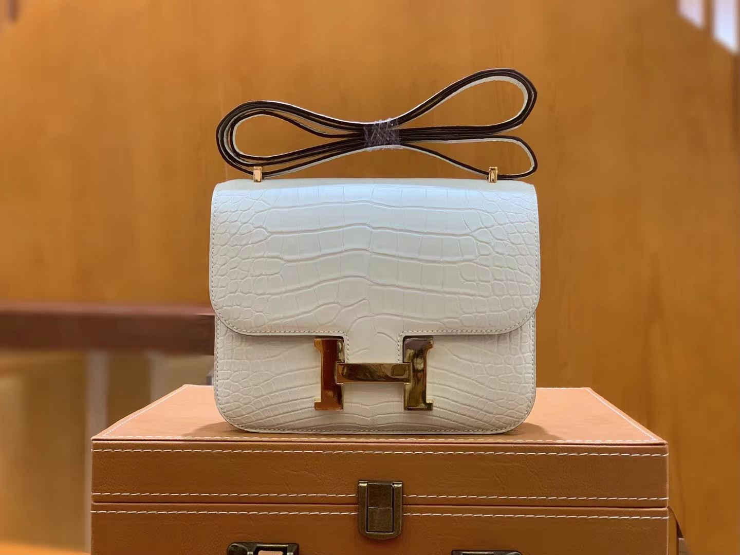 HERMES 爱马仕【现货】Constance 19cm Craie 10 奶昔白 一级美洲鳄鱼皮“□” 进口蜜蜡线 全手工制作