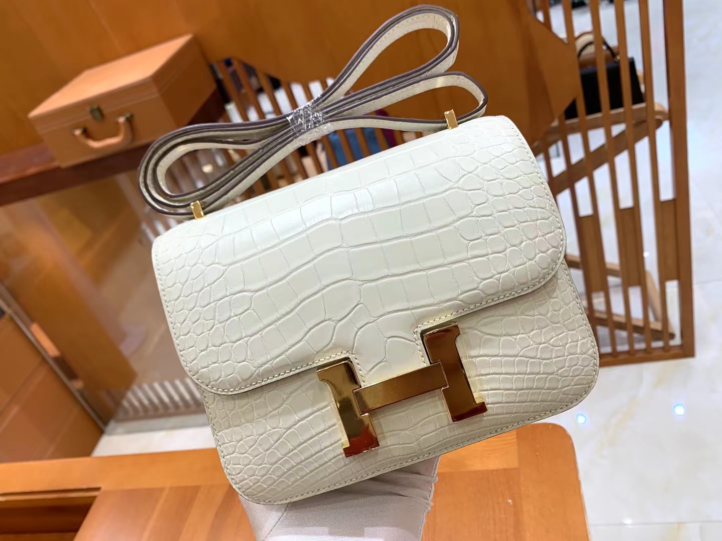 HERMES 爱马仕【现货】Constance 19cm Craie 10 奶昔白 一级美洲鳄鱼皮“□” 进口蜜蜡线 全手工制作