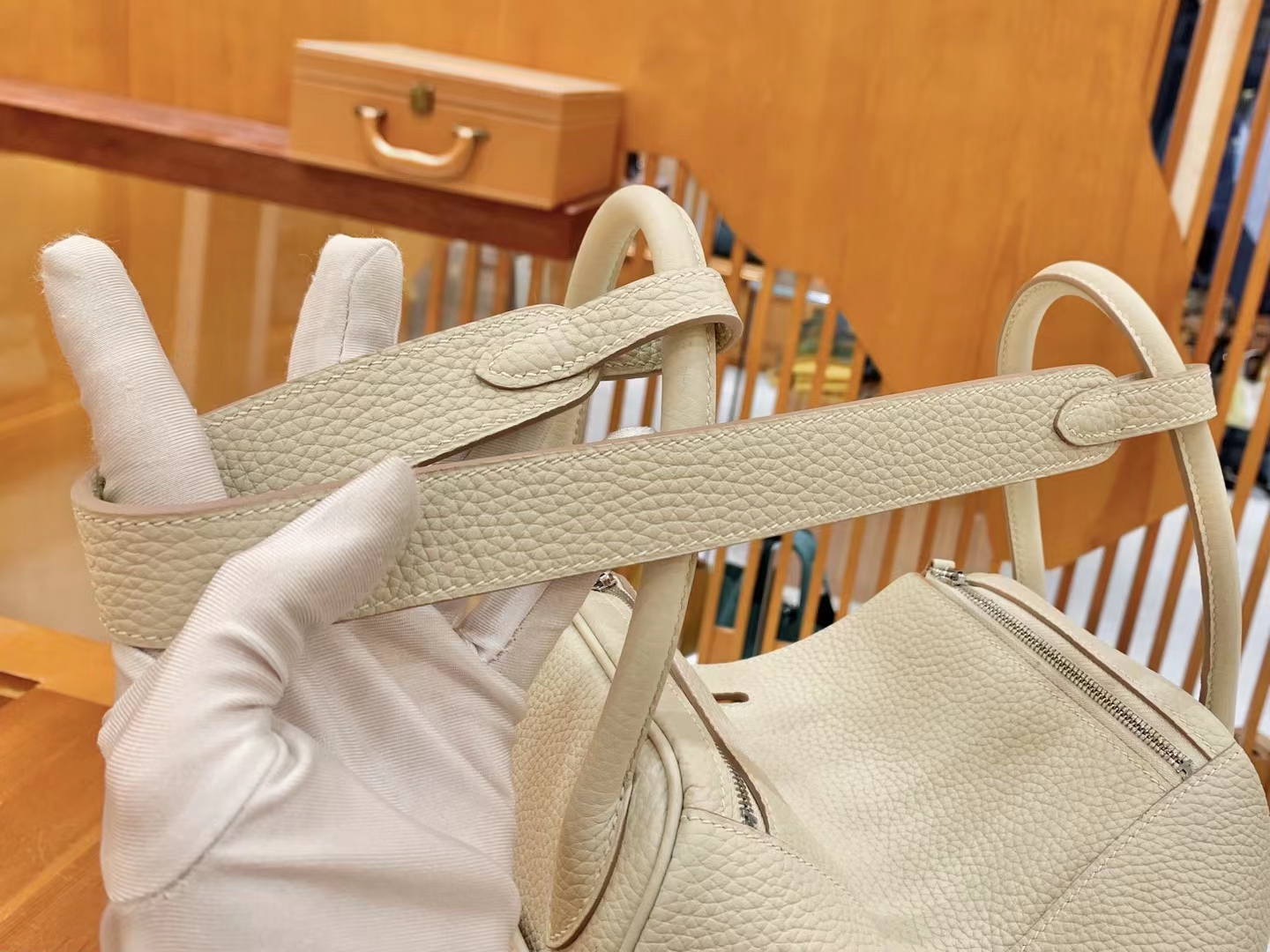 HERMES 爱马仕 Lindy 26cm Togo CRAIE 10 奶昔白 进口蜜蜡线 全手工制作