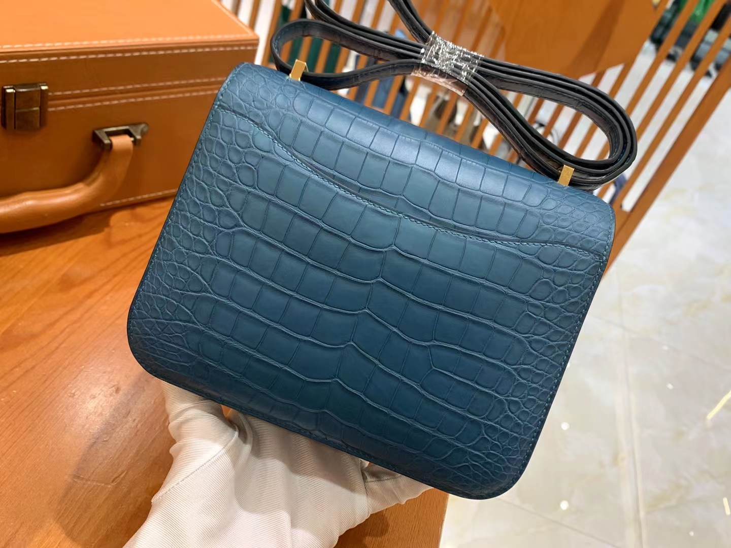 HERMES 爱马仕【现货】Constance 19cm 1P鸭子蓝 一级美洲鳄鱼皮“□” 进口蜜蜡线 全手工制作