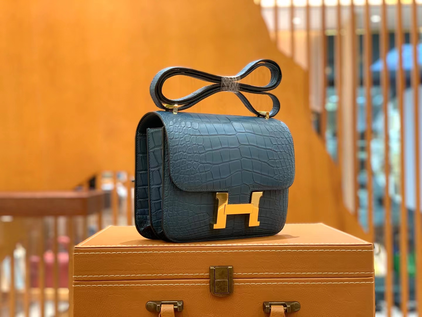 HERMES 爱马仕【现货】Constance 19cm 1P鸭子蓝 一级美洲鳄鱼皮“□” 进口蜜蜡线 全手工制作