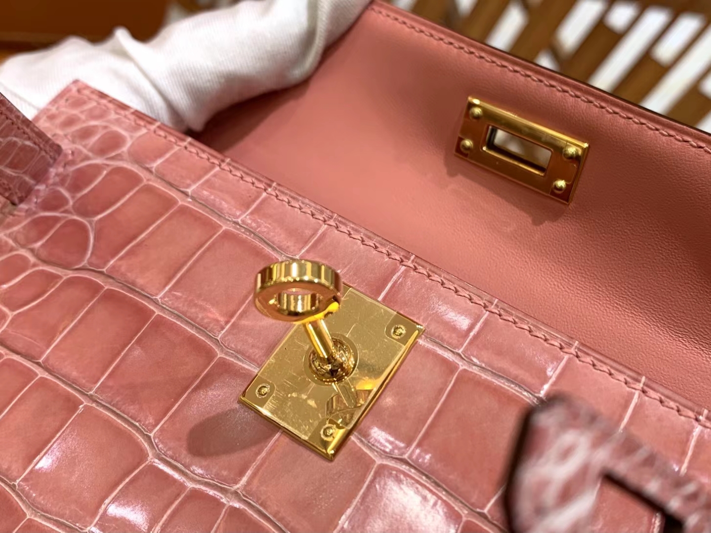 HERMES 爱马仕【现货】 Mini二代 3Q Rose Saiura樱花粉 一级美洲鳄鱼皮“□” 进口蜜蜡线 全手工制作