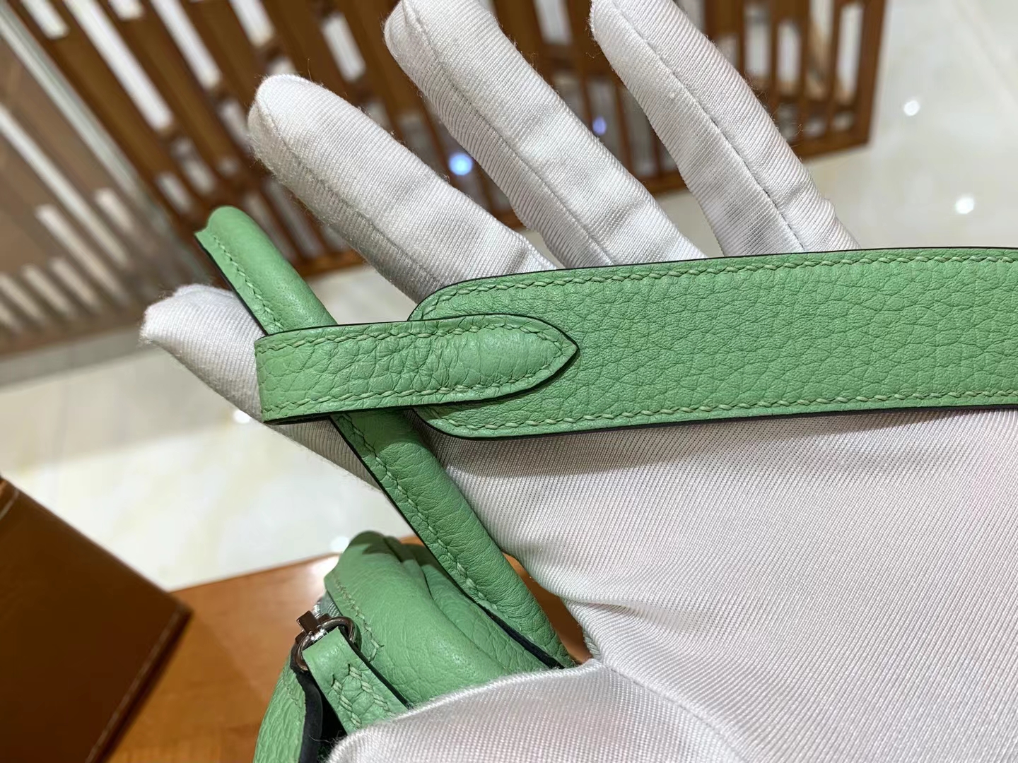 HERMES 爱马仕【现货】 Mini Lindy 3I 牛油果绿 Togo 银扣 进口蜜蜡线 全手工制作