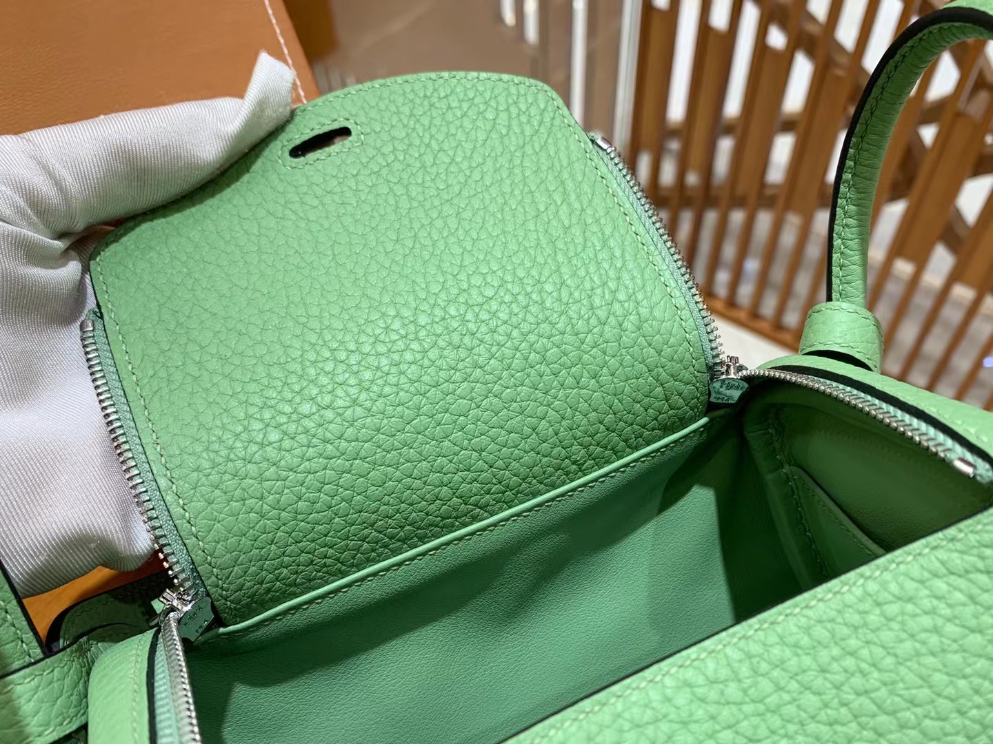 HERMES 爱马仕【现货】 Mini Lindy 3I 牛油果绿 Togo 银扣 进口蜜蜡线 全手工制作