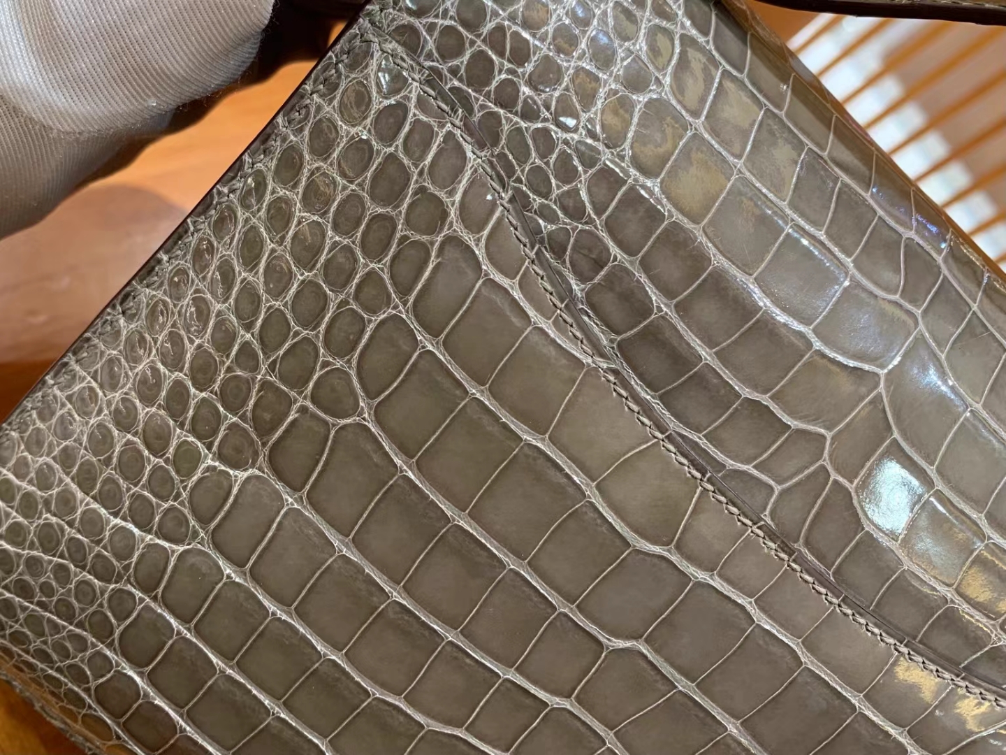 HERMES 爱马仕【现货】Constance 19cm 8C Gri Elephant  一级美洲鳄鱼皮“□” 进口蜜蜡线 全手工制作