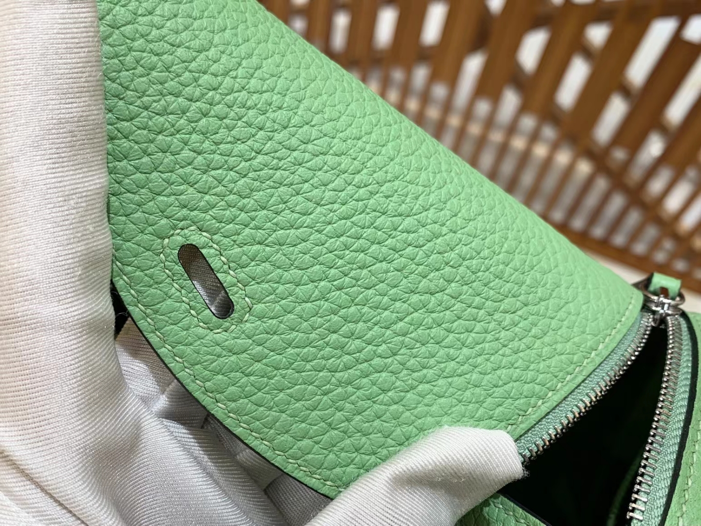 HERMES 爱马仕【现货】 Mini Lindy 3I 牛油果绿 Togo 银扣 进口蜜蜡线 全手工制作