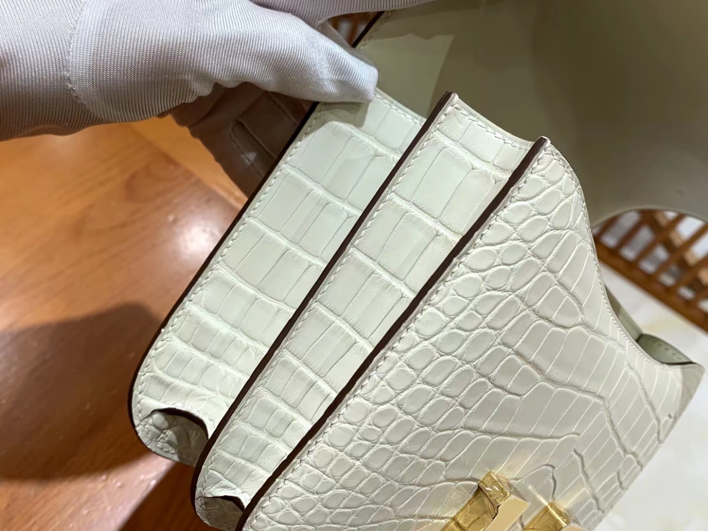 HERMES 爱马仕【现货】Constance 19cm Craie 10 奶昔白 一级美洲鳄鱼皮“□” 进口蜜蜡线 全手工制作