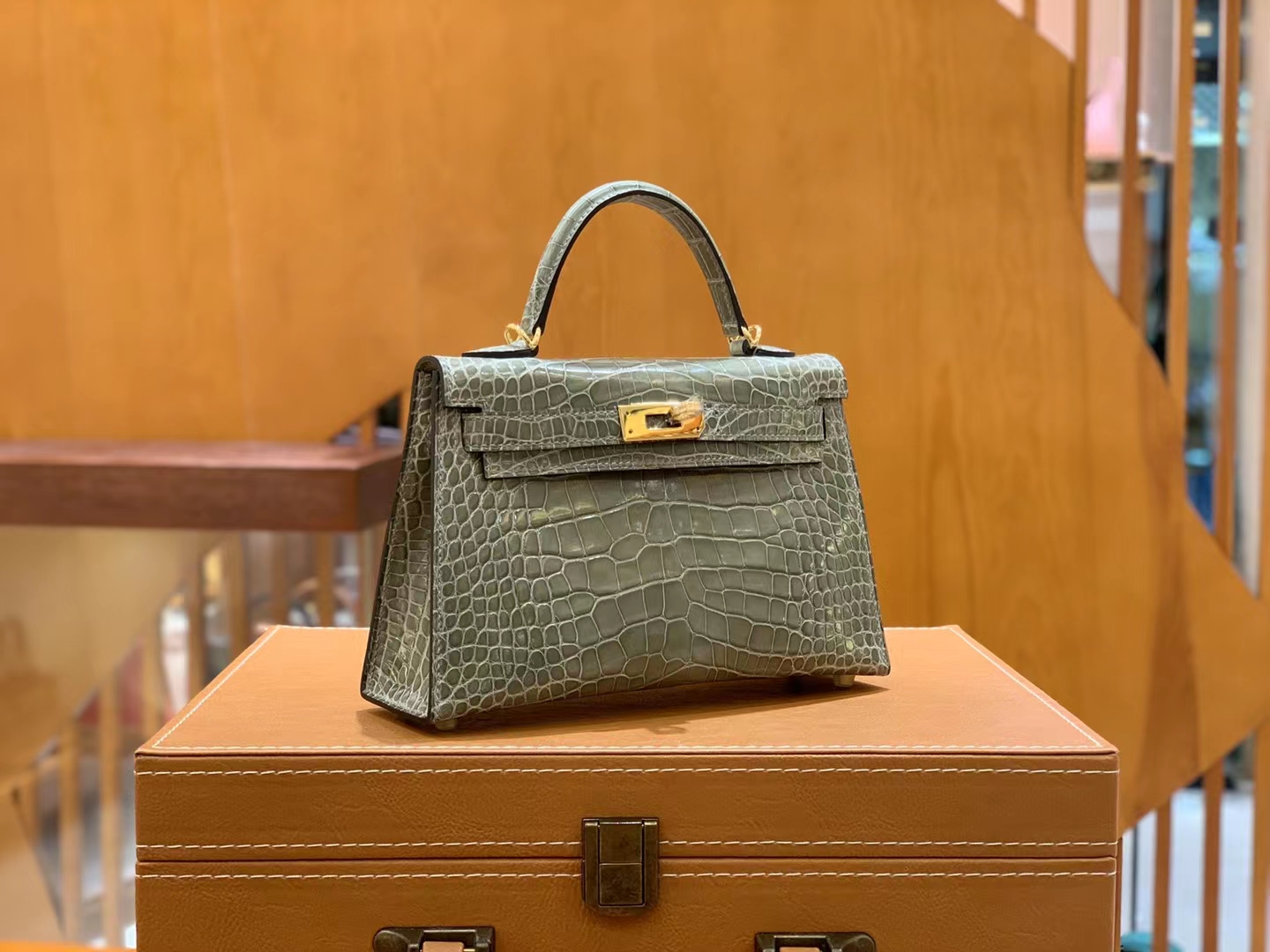 HERMES 爱马仕【现货】 Mini二代 81 Gris Tourterelle 斑鸠灰 金扣 一级美洲鳄鱼皮“□” 进口蜜蜡线 全手工制作