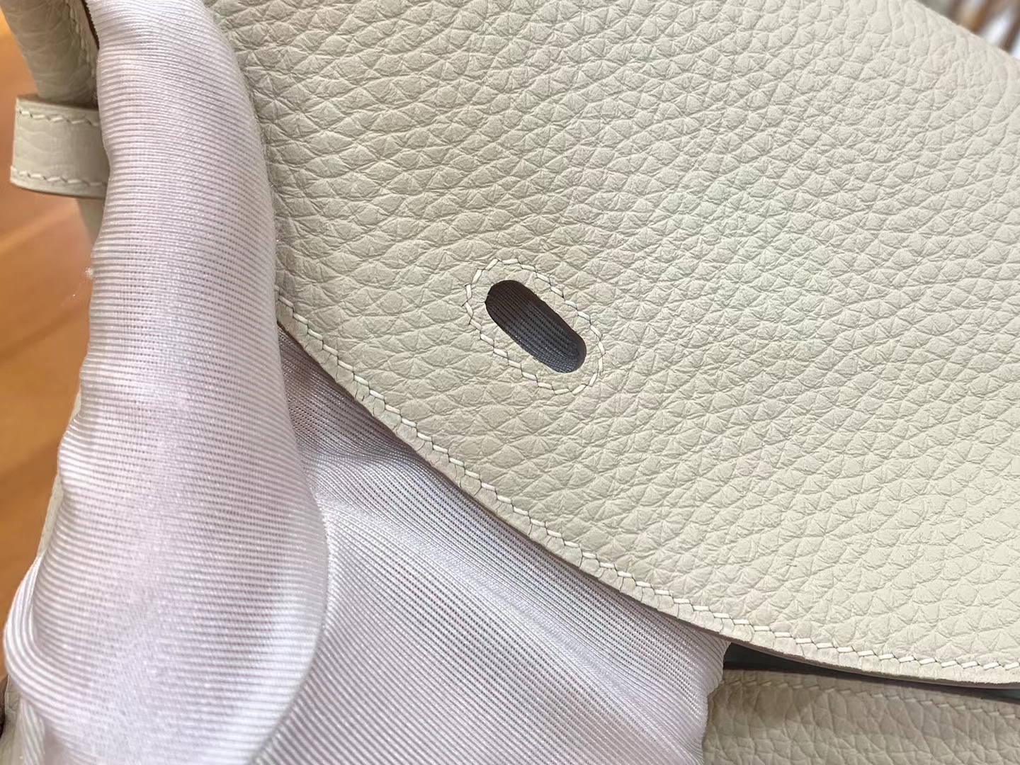 HERMES 爱马仕 Lindy 26cm Togo CRAIE 10 奶昔白 进口蜜蜡线 全手工制作