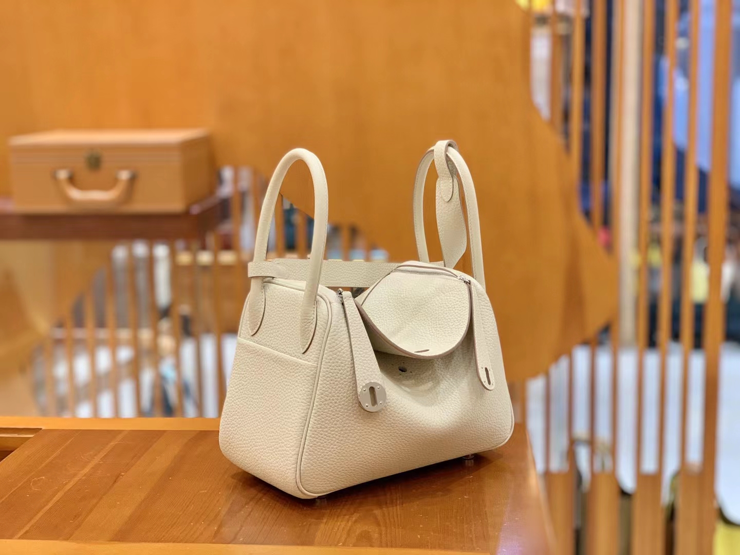 HERMES 爱马仕 Lindy 26cm Togo CRAIE 10 奶昔白 进口蜜蜡线 全手工制作