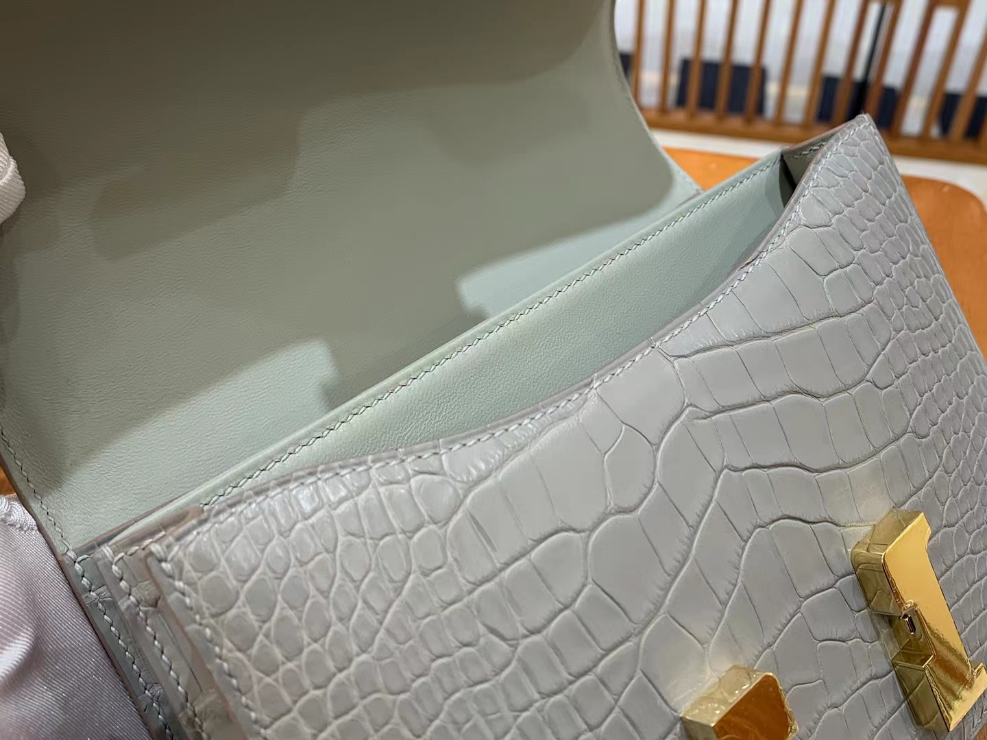 HERMES 爱马仕【现货】Constance 19cm 80 Gris Perle 珍珠灰 一级美洲鳄鱼皮“□” 进口蜜蜡线 全手工制作