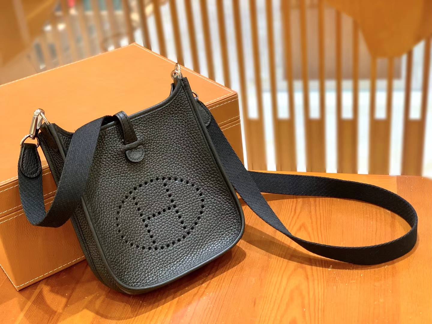 HERMES 爱马仕 伊芙琳17cm CC89 经典黑 进口TC大牛皮 银扣 进口蜜蜡线 全手工制作  款式：伊芙琳17cm