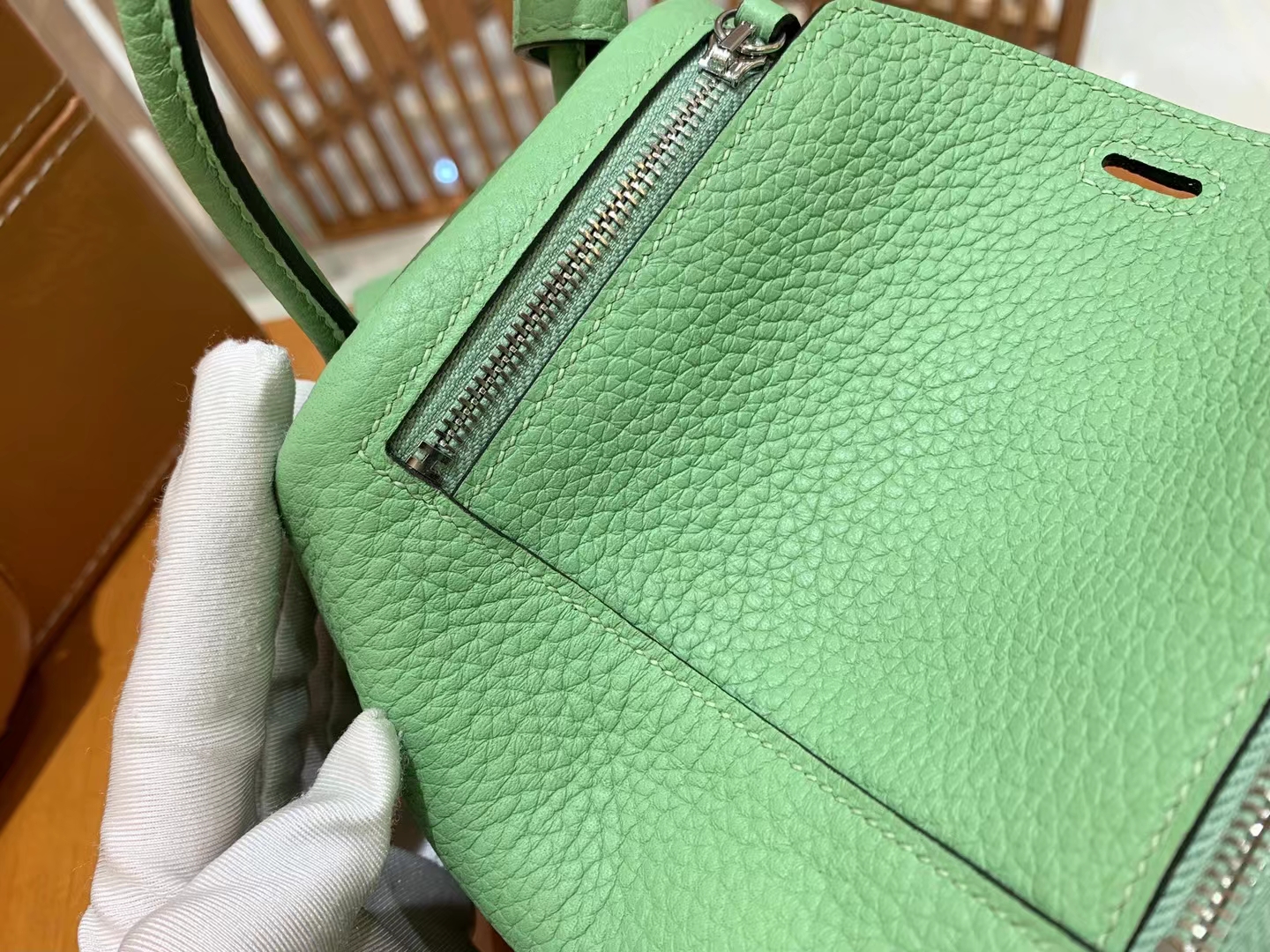 HERMES 爱马仕【现货】 Mini Lindy 3I 牛油果绿 Togo 银扣 进口蜜蜡线 全手工制作