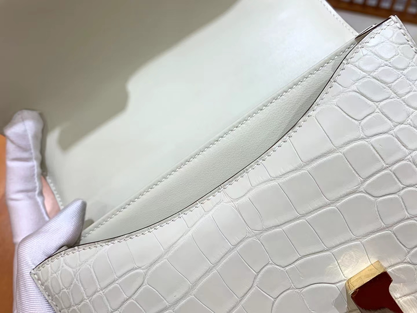 HERMES 爱马仕【现货】Constance 19cm Craie 10 奶昔白 一级美洲鳄鱼皮“□” 进口蜜蜡线 全手工制作