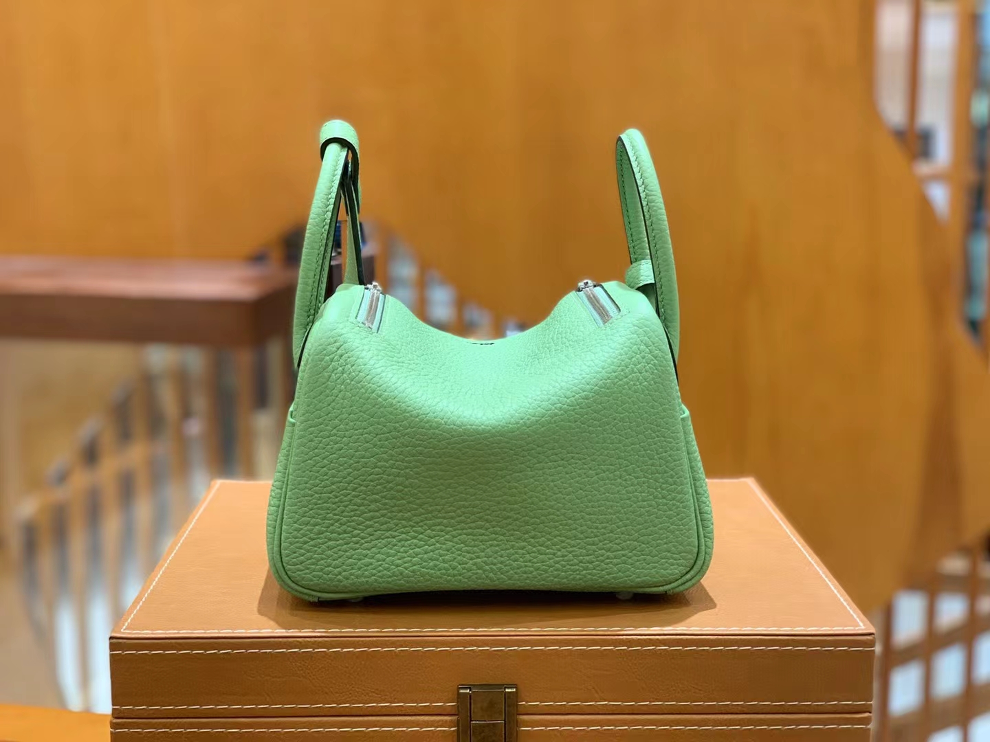 HERMES 爱马仕【现货】 Mini Lindy 3I 牛油果绿 Togo 银扣 进口蜜蜡线 全手工制作