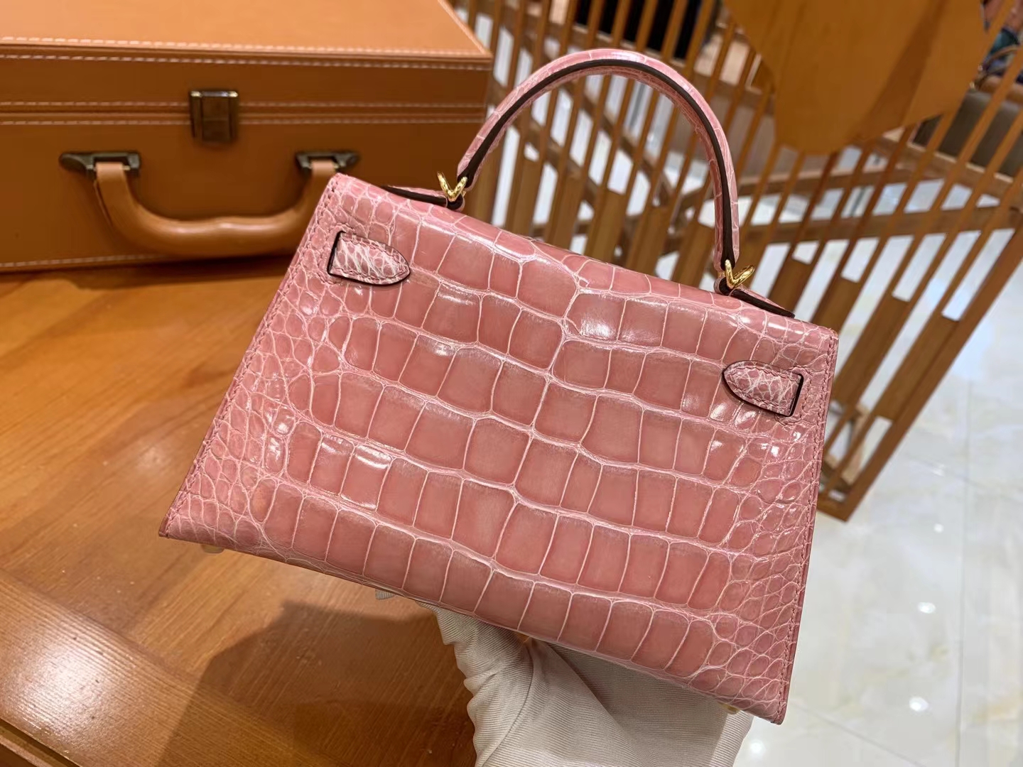HERMES 爱马仕【现货】 Mini二代 3Q Rose Saiura樱花粉 一级美洲鳄鱼皮“□” 进口蜜蜡线 全手工制作
