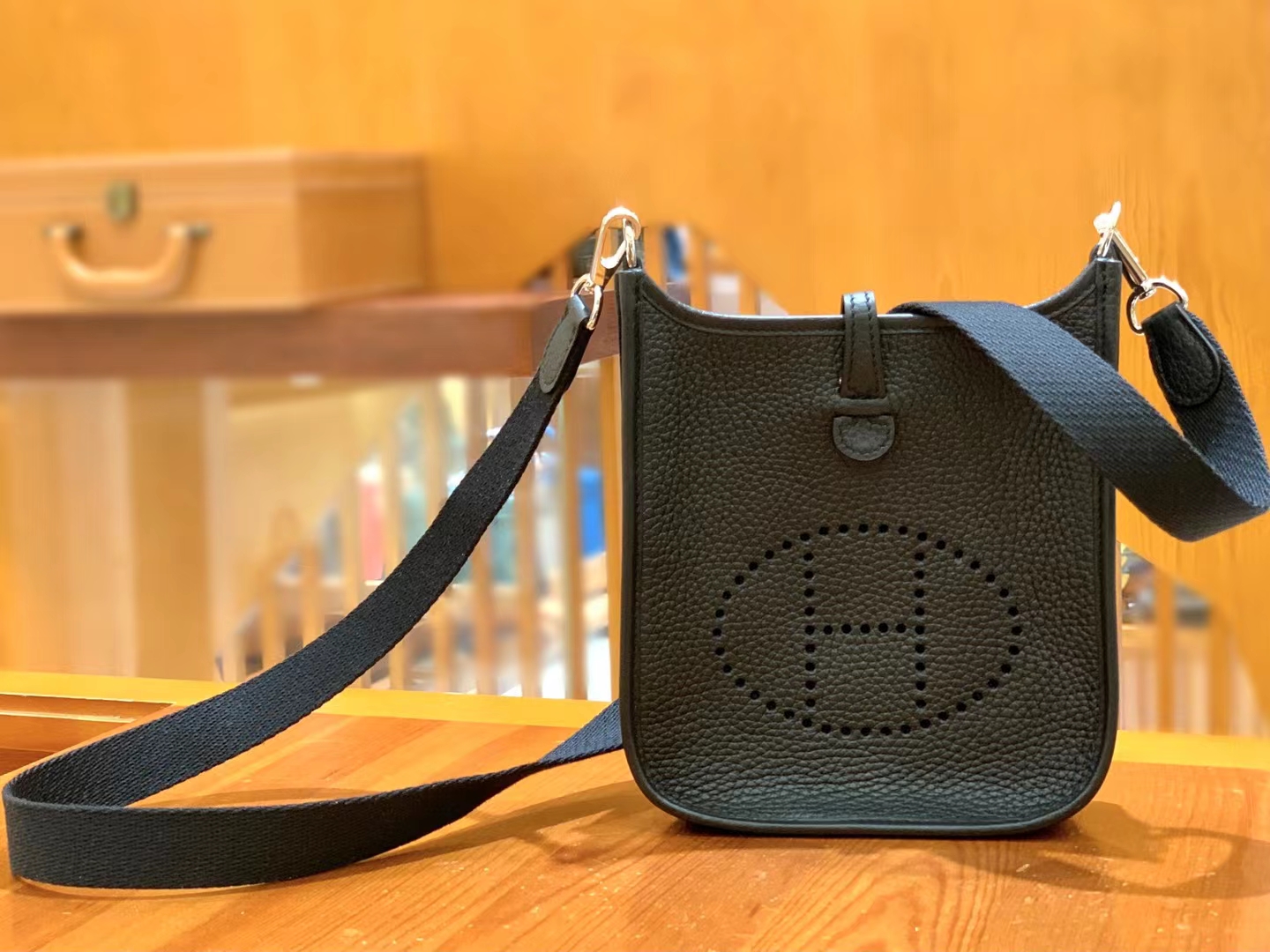 HERMES 爱马仕 伊芙琳17cm CC89 经典黑 进口TC大牛皮 银扣 进口蜜蜡线 全手工制作  款式：伊芙琳17cm