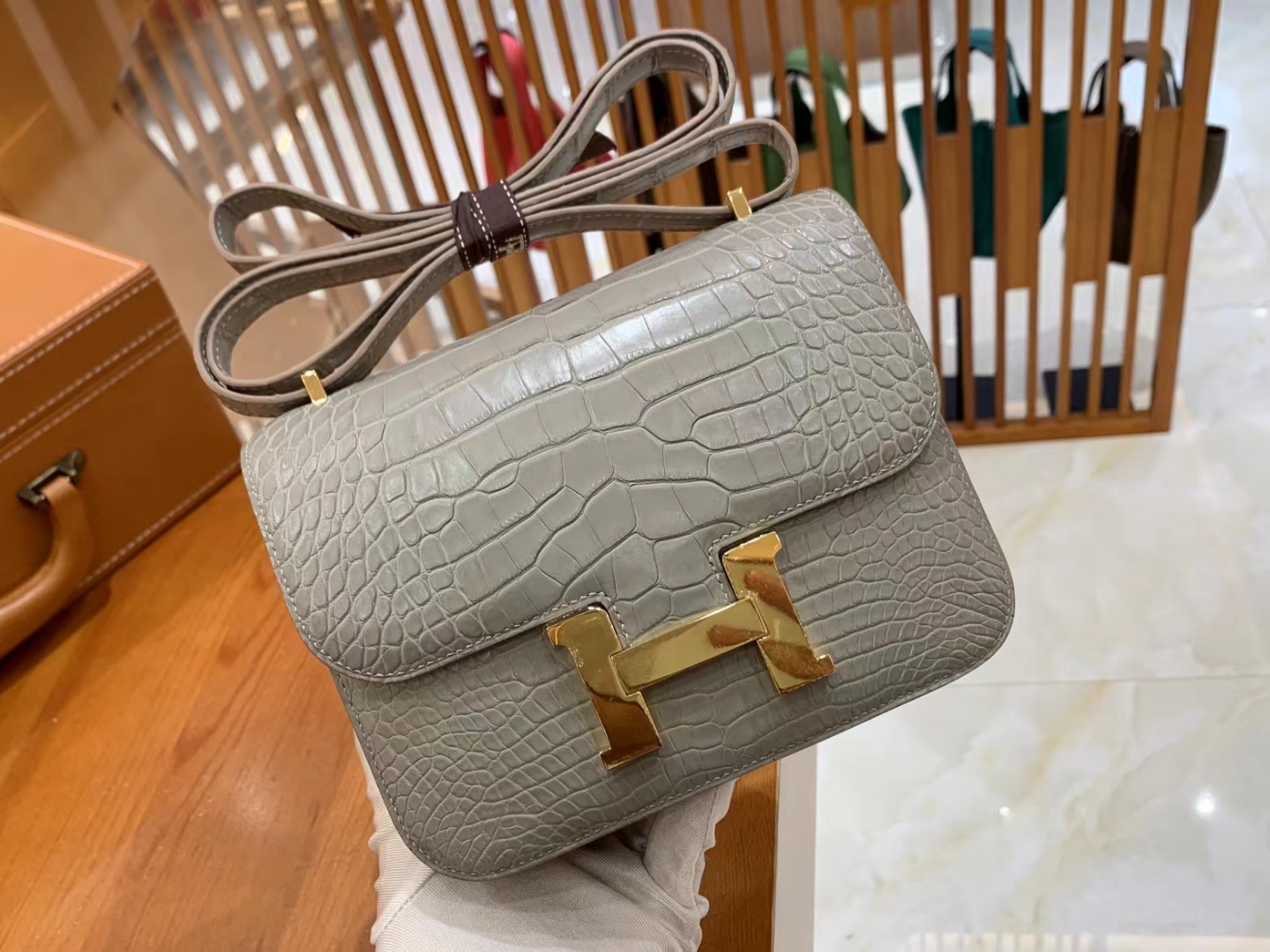 HERMES 爱马仕【现货】Constance 19cm 80 Gris Perle 珍珠灰 一级美洲鳄鱼皮“□” 进口蜜蜡线 全手工制作