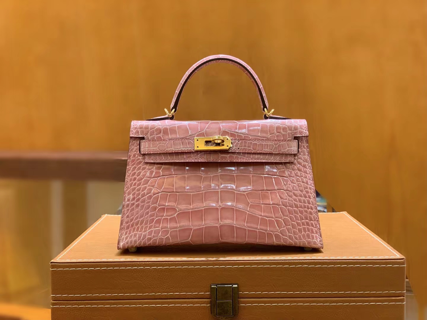 HERMES 爱马仕【现货】 Mini二代 3Q Rose Saiura樱花粉 一级美洲鳄鱼皮“□” 进口蜜蜡线 全手工制作