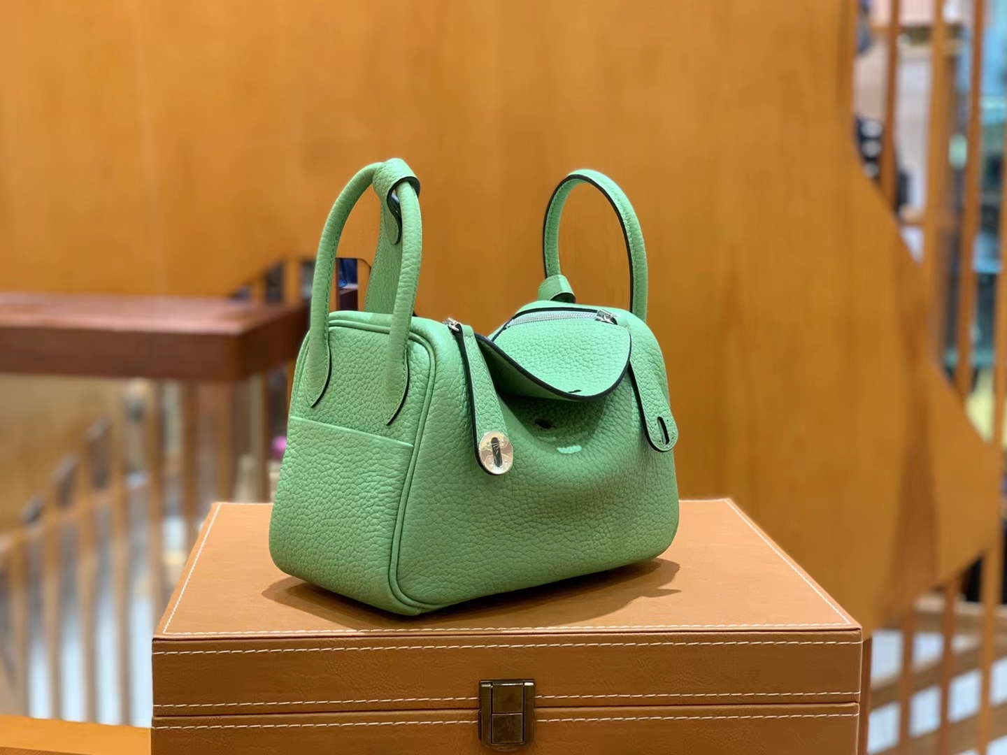 HERMES 爱马仕【现货】 Mini Lindy 3I 牛油果绿 Togo 银扣 进口蜜蜡线 全手工制作