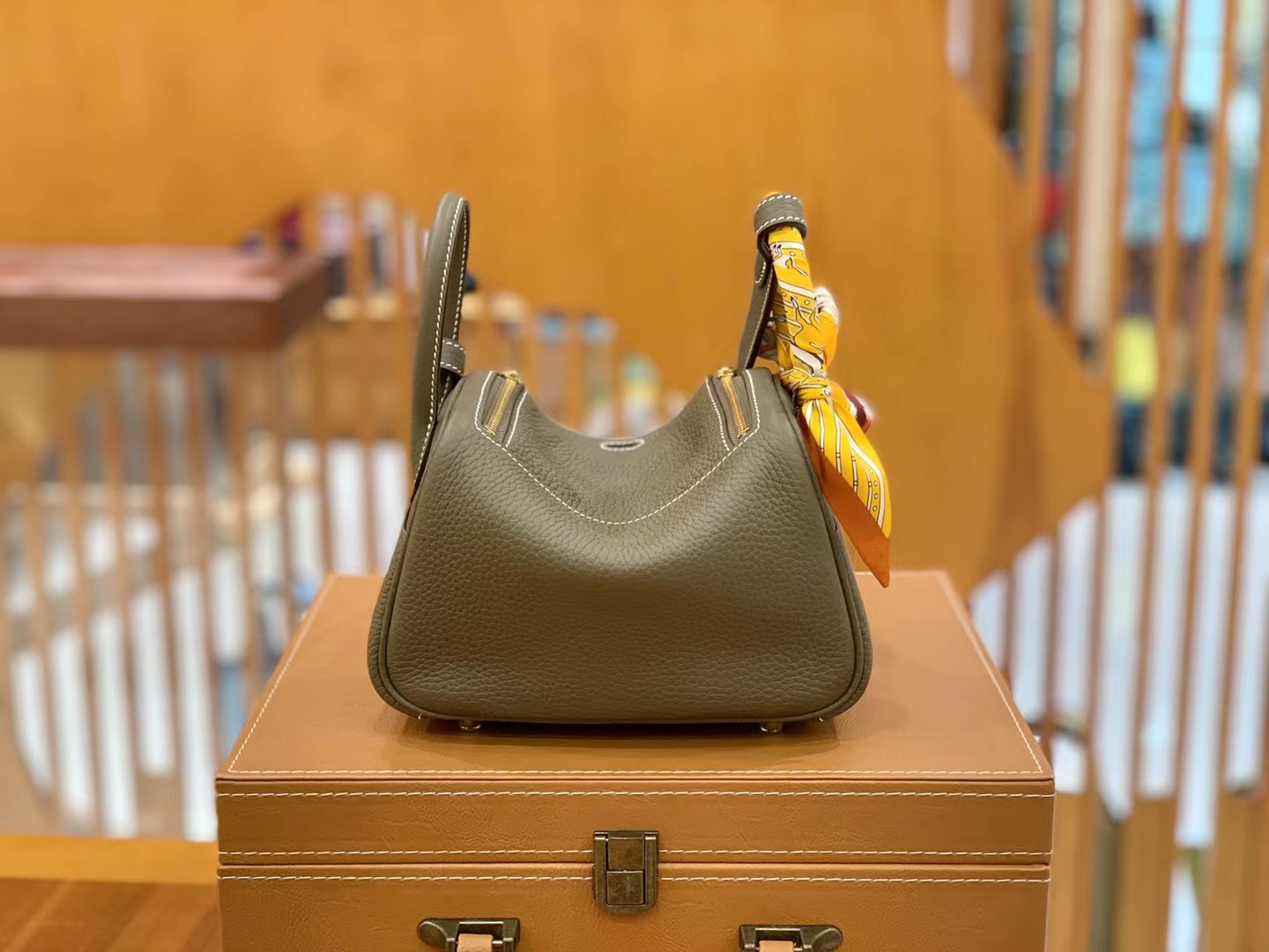 HERMES 爱马仕【现货】 Mini Lindy 8C大象灰 Togo 金扣 进口蜜蜡线 全手工制作