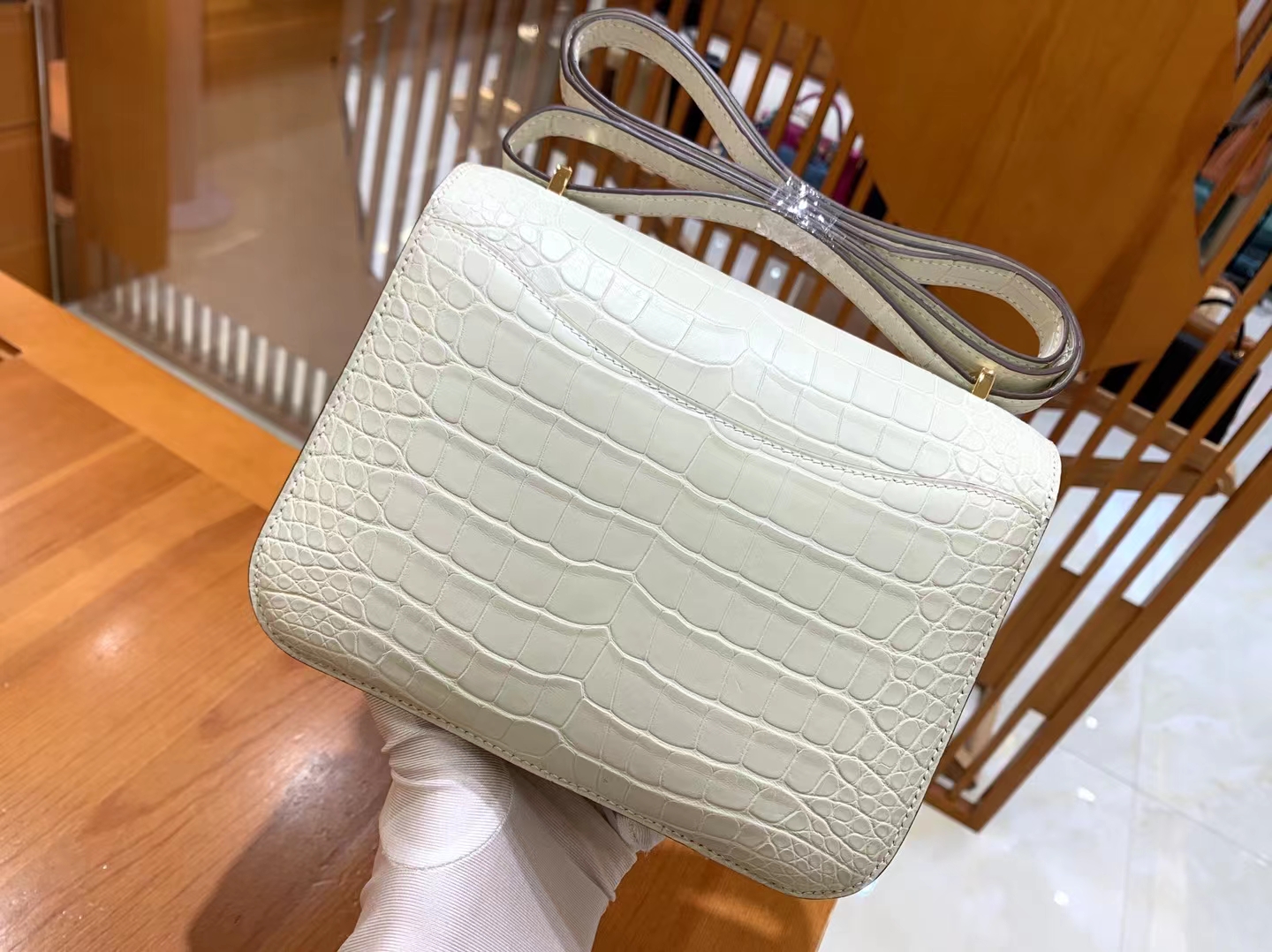 HERMES 爱马仕【现货】Constance 19cm Craie 10 奶昔白 一级美洲鳄鱼皮“□” 进口蜜蜡线 全手工制作