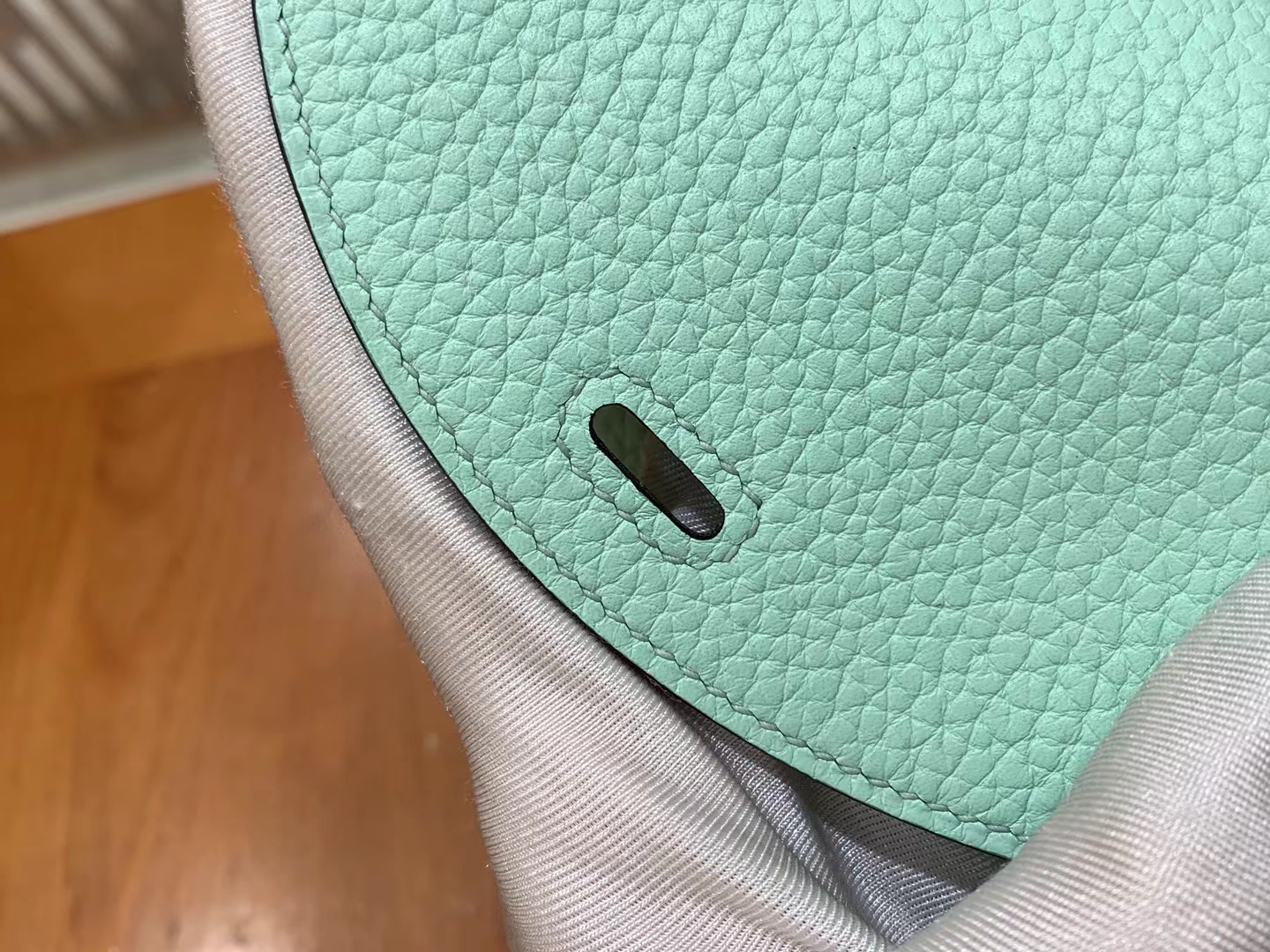 HERMES 爱马仕【现货】 Mini Lindy 6W Menthe薄荷绿 Togo 金扣 进口蜜蜡线 全手工制作