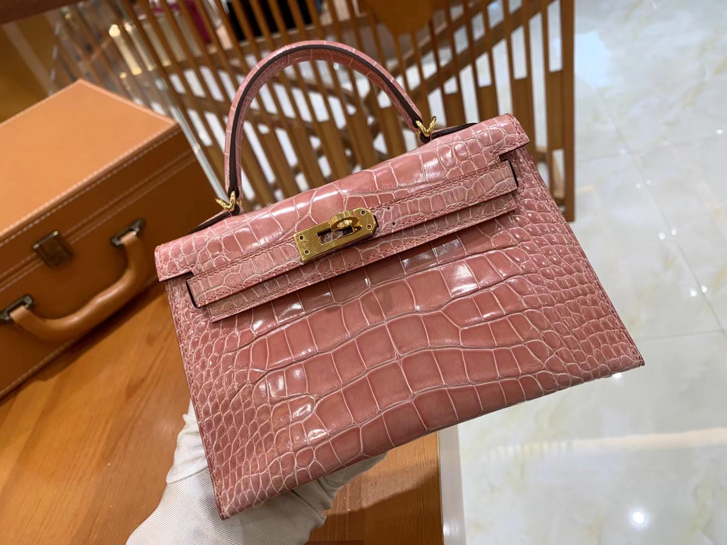HERMES 爱马仕【现货】 Mini二代 3Q Rose Saiura樱花粉 一级美洲鳄鱼皮“□” 进口蜜蜡线 全手工制作