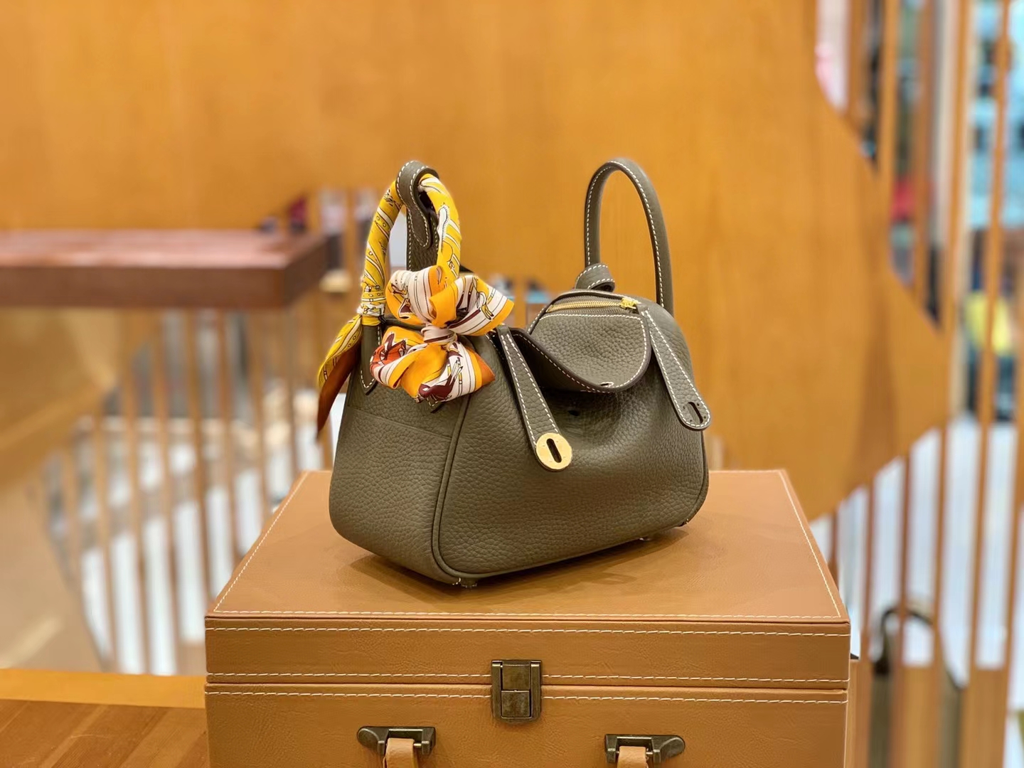 HERMES 爱马仕【现货】 Mini Lindy 8C大象灰 Togo 金扣 进口蜜蜡线 全手工制作